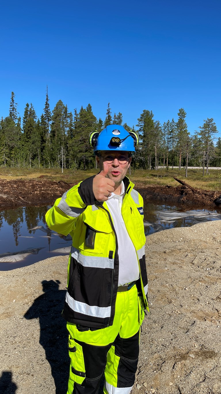 Bildet viser prosjektleder hos LNS, Bernt-Jøran Reinholtsen, som forteller at Kringelmomyra er en krevende men spennende del av utbyggingen på Helgeland