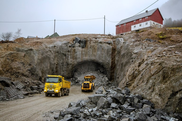 Bildet visar starten på tunneldrivinga på Myrmel. Eidumpar løfter stein opp i lastebil.