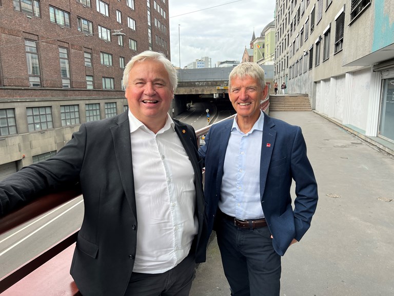 Utbyggingsdirektør i Statens vegvesen, Kjell Inge Davik og konserndirektør for intrastruktur i Veidekke, Øivind Larsen signerte kontrakten. Hammersborgtunnelen i bakgrunnen.