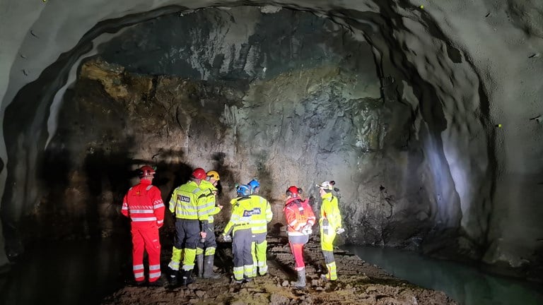 Bilde som viser en befaring innerst i Bergåstunnelen.
