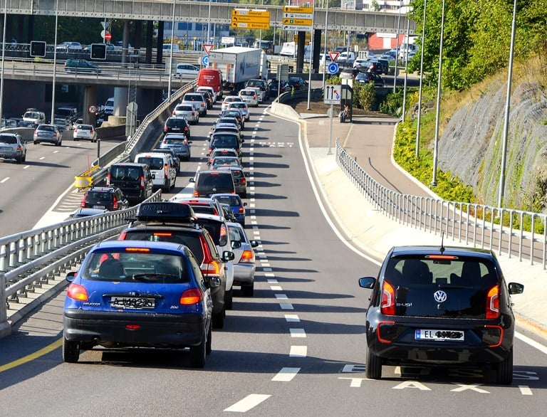 Fra 6. mai vil det ikke lenger være tillat for elbiler å kjøre i kollektivfeltene på vegnettet i Oslo og Akershus. Det gjelder både kommunale veger, riks- og europaveger. Forbudet som blir gjeldene på både statlige og kommunale veger innføres som ett av flere tiltak for å legge til rette for kollektivtrafikken når Ring 1-tunnelene stenger 1. juli.