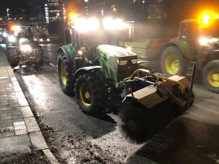 Traktorer feier veien om natta.