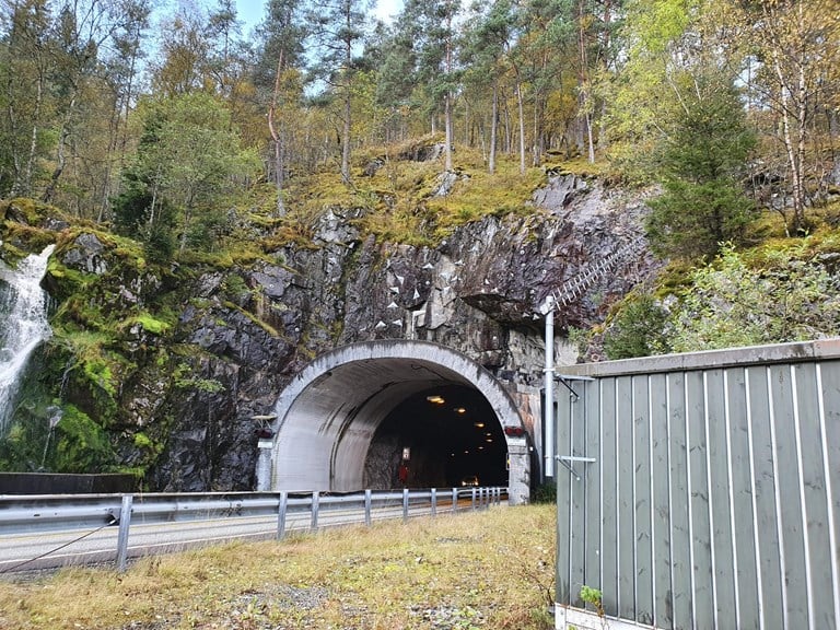 Foto av tunnelportalen på Hyvingatunnelen.