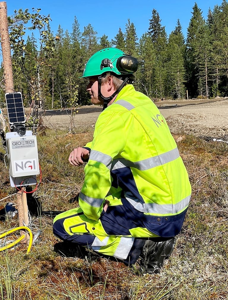 Bildet viser Bjørn Kristian Bache fra Norges Geotekniske Institutt (NGI) som sjekker en vanntrykksmåler på Kringelmomyra