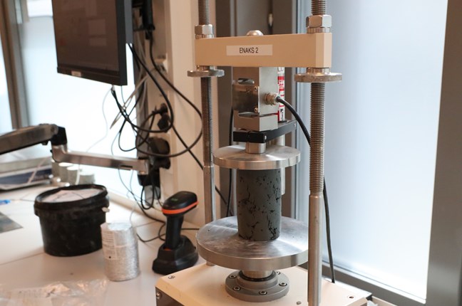Bildet viser en peleprøve som stampes i laboratoriet hos Multiconsult. 