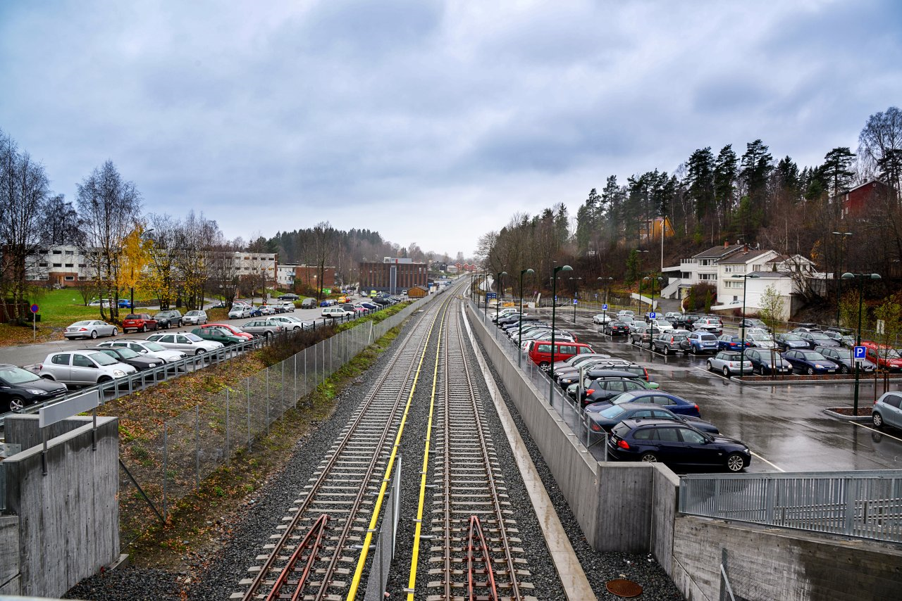 Innfartsparkering ved Avløs stasjon på Kolsåsbanen