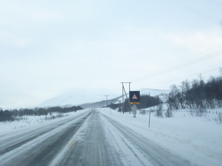 Bilde av elektronisk skilt med vindvarsel for Dovrefjell.