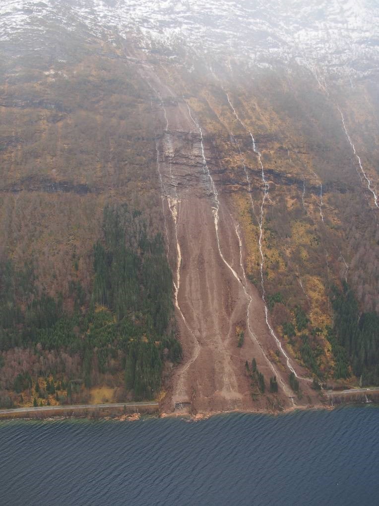 Bilde av rv.15 Skredestranda langs Hornhindalsvatnet på Nordfjord driftskontrakt