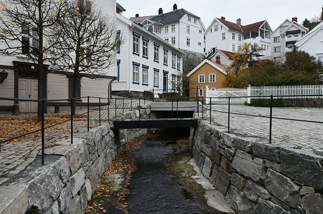 Hovedgata og Holgata, Tvedestrand. Foto: Knut Opeide