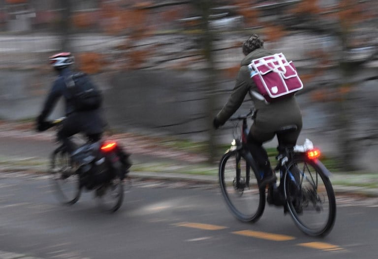 Illustrasjonsfoto av to syklister i fart