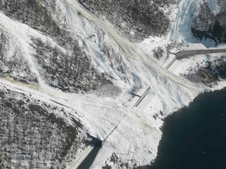 Skredoverbygg og fangvoll sikrer fv. 655 langs Norangsfjorden på Sunnmøre