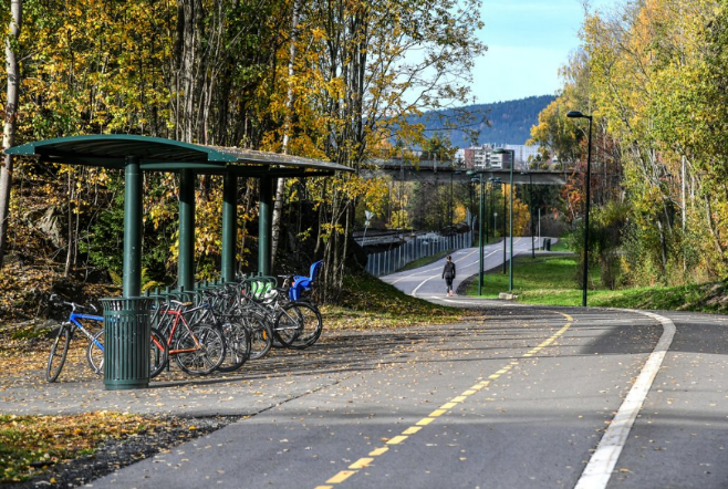 Figur 3 er et bilde av sykkelparkering langs en sykkelvei med fortau.