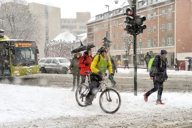 Figur 43 er et foto av veibane og sykkelsti ved veikryss i snøvær.