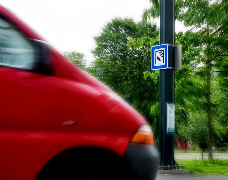Illustrasjonsfoto av bil i fart 