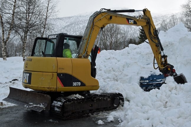 Når bilen var lokalisert i dei store snøskredmassane, måtte ei gravemaskin til for å grava han heilt fram. 