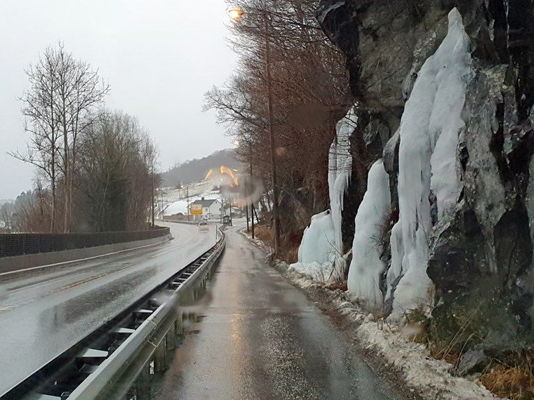 Mildvær etter vinter skaper utfordringer langs veien. Her fra E39 i Tysvær. Foto: Helge Nordtveit, Statens vegvesen 