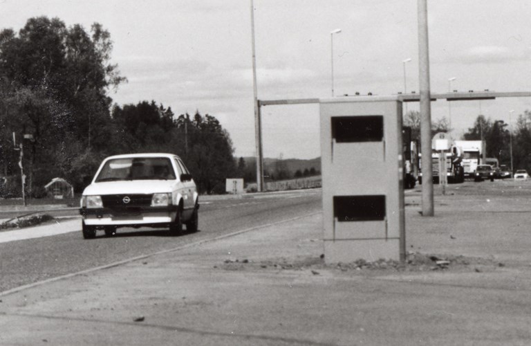 De første fotoboksene var langt større enn dagens. Bildet er fra 1988 og viser en fotoboks langs E18 i Horten (tidligere Borre kommune). 