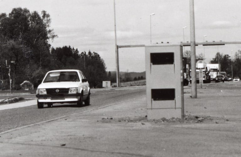 De første fotoboksene var langt større enn dagens. Bildet er fra 1988 og viser en fotoboks langs E18 i Horten (tidligere Borre kommune). 