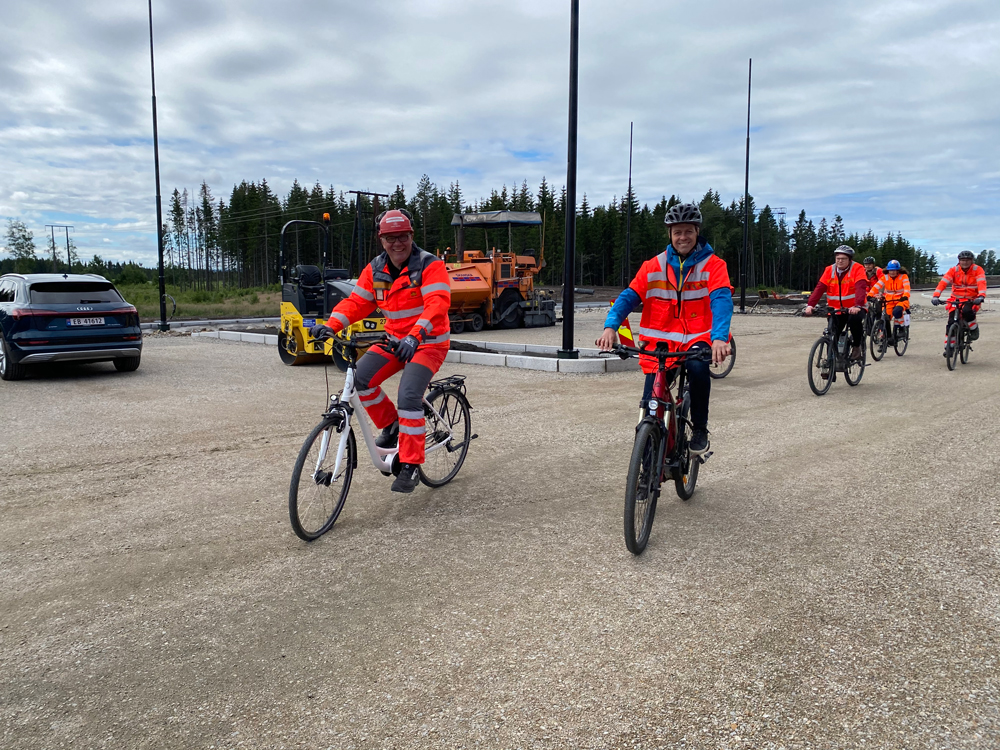 Prosjektleder Taale Stensbye loset statsråden trygt frem til Ånestad kontrollstasjon etter sykkelturen.