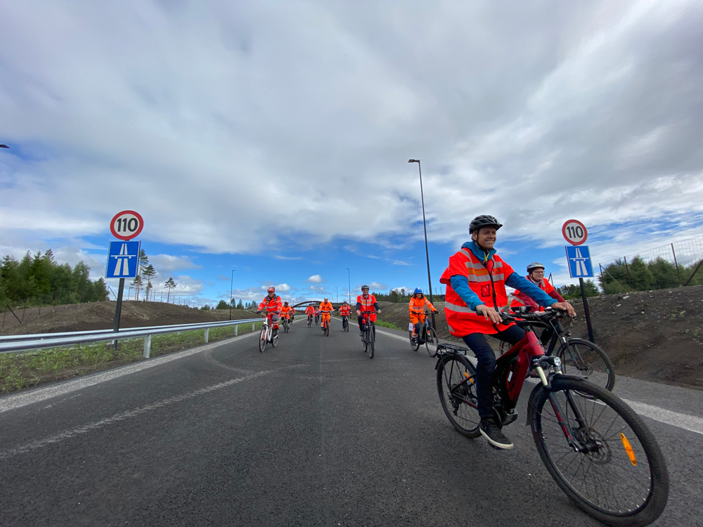 Samferdselsminister Knut Arild Hareide var tydelig imponert over den nye motorvegen mellom Løten og Elverum. 1. juli el-syklet han drøye fem km. sammen med Statens vegvesen og Skanska