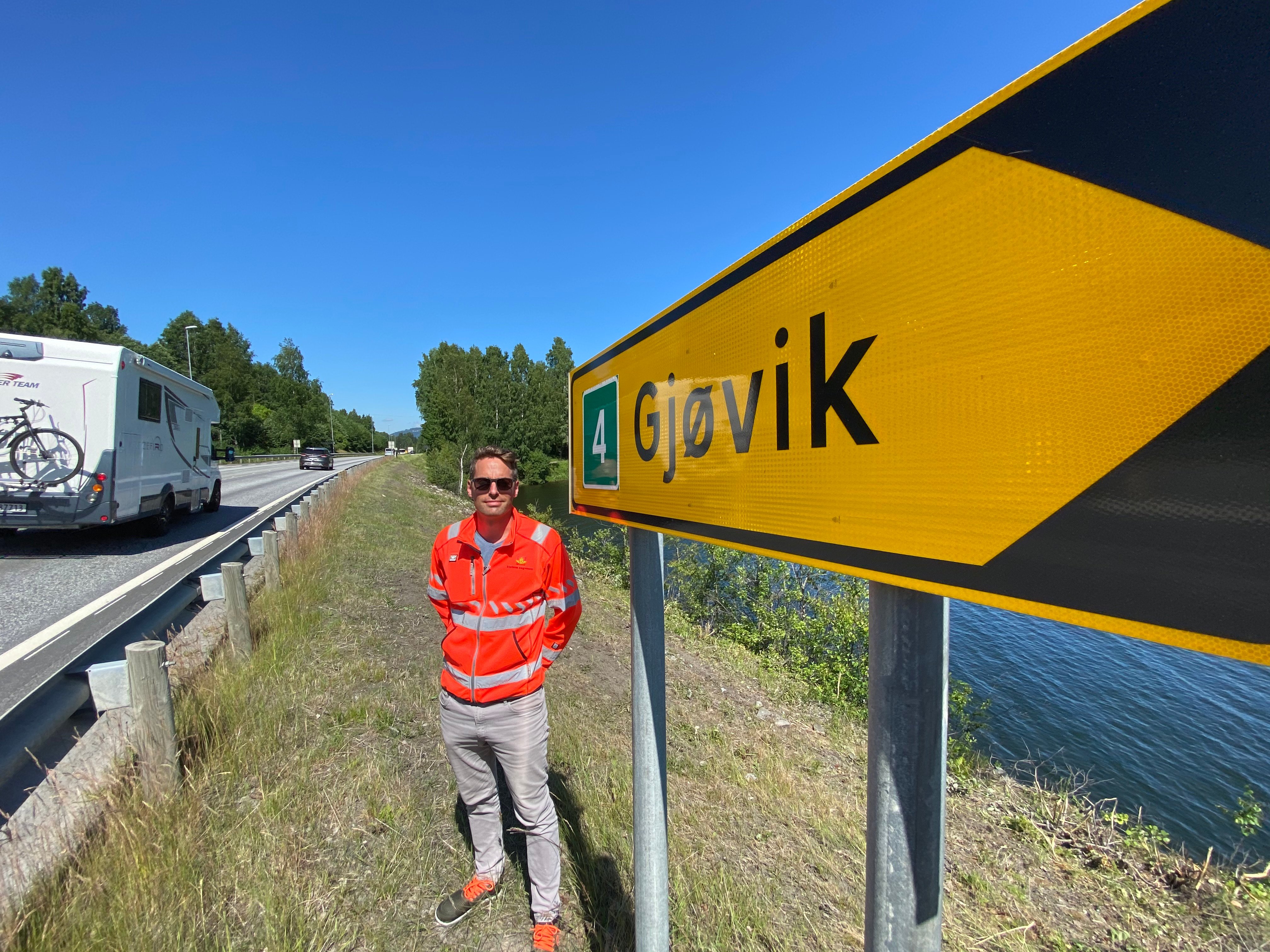 Statens vegvesen og planleggingsleder Jon Rabben Lundby mener smal fire felt på Rv.4 Gjøvik-Mjøsbrua vil kutte kostnadene med en halv milliard kroner. 