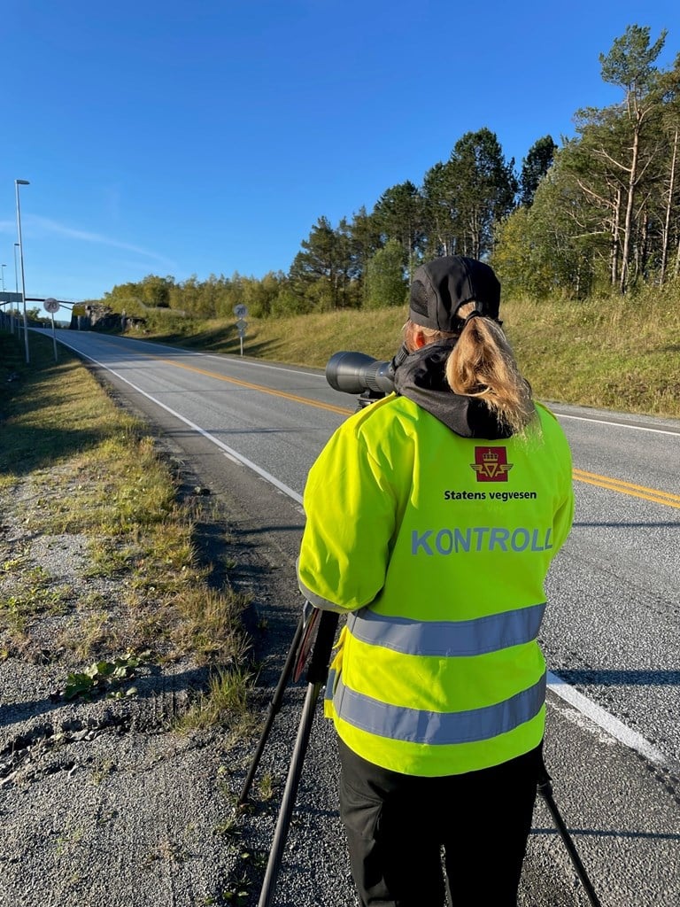 En kontrollør fra Statens vegvesen ved siden av en vei. Bilde.