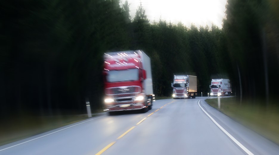 Illustrasjonsfoto av tre lastebiler i rekke på landevei  