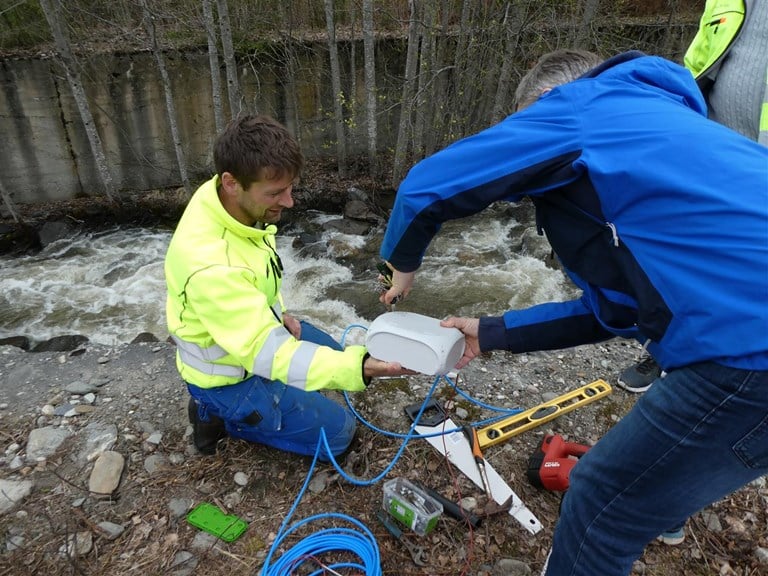 John Øye fra Pipelife Norge og Terje Andersen fra ASD AS monterer sensorer i stikkrenna ved Mageli.