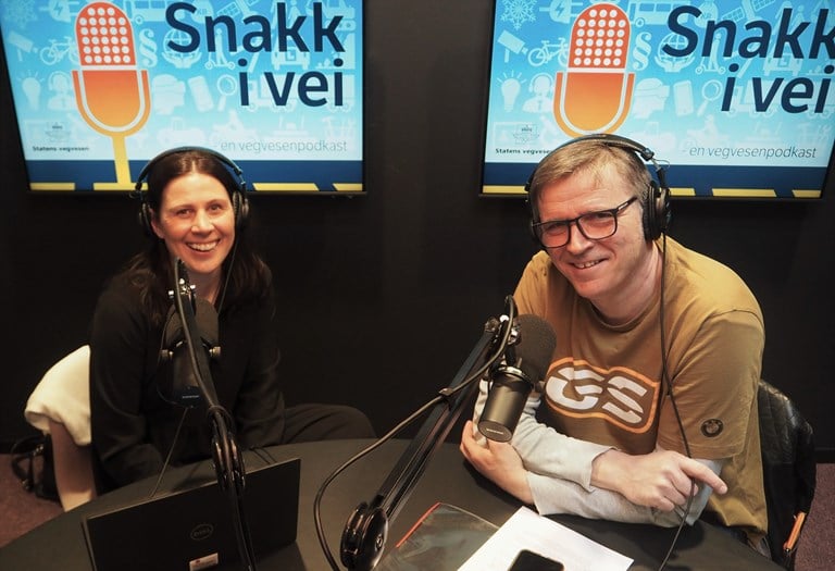 Frida Gunnestad Johansen og Øystein Skotte er programledere for Vegvesenets nye podkast.