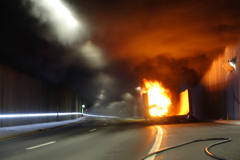 Statens vegvesen er ikke lunkne, men i fyr og flamme. Bildet er tatt under en brannøvelse i Granstunnelen på rv.4 (Foto: Steinar Svensbakken)
