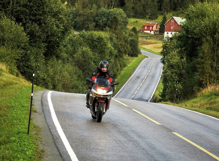 Illustrasjonsfoto av motorsyklist på MC kjørende på landevei
