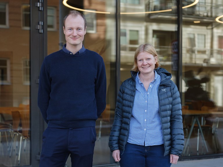 Utvikler og teknisk leder Anita Sengebusch og strategisk rådgiver Magnus Bolstad Holm.