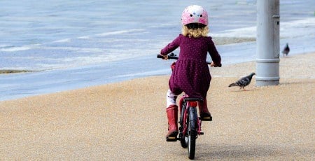 Jente på sykkel