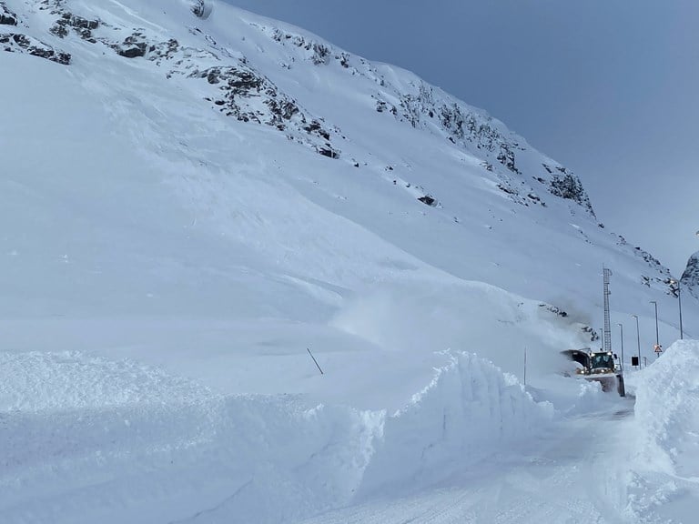 Ein brøytebil brøyter snø på Haukelifjell.