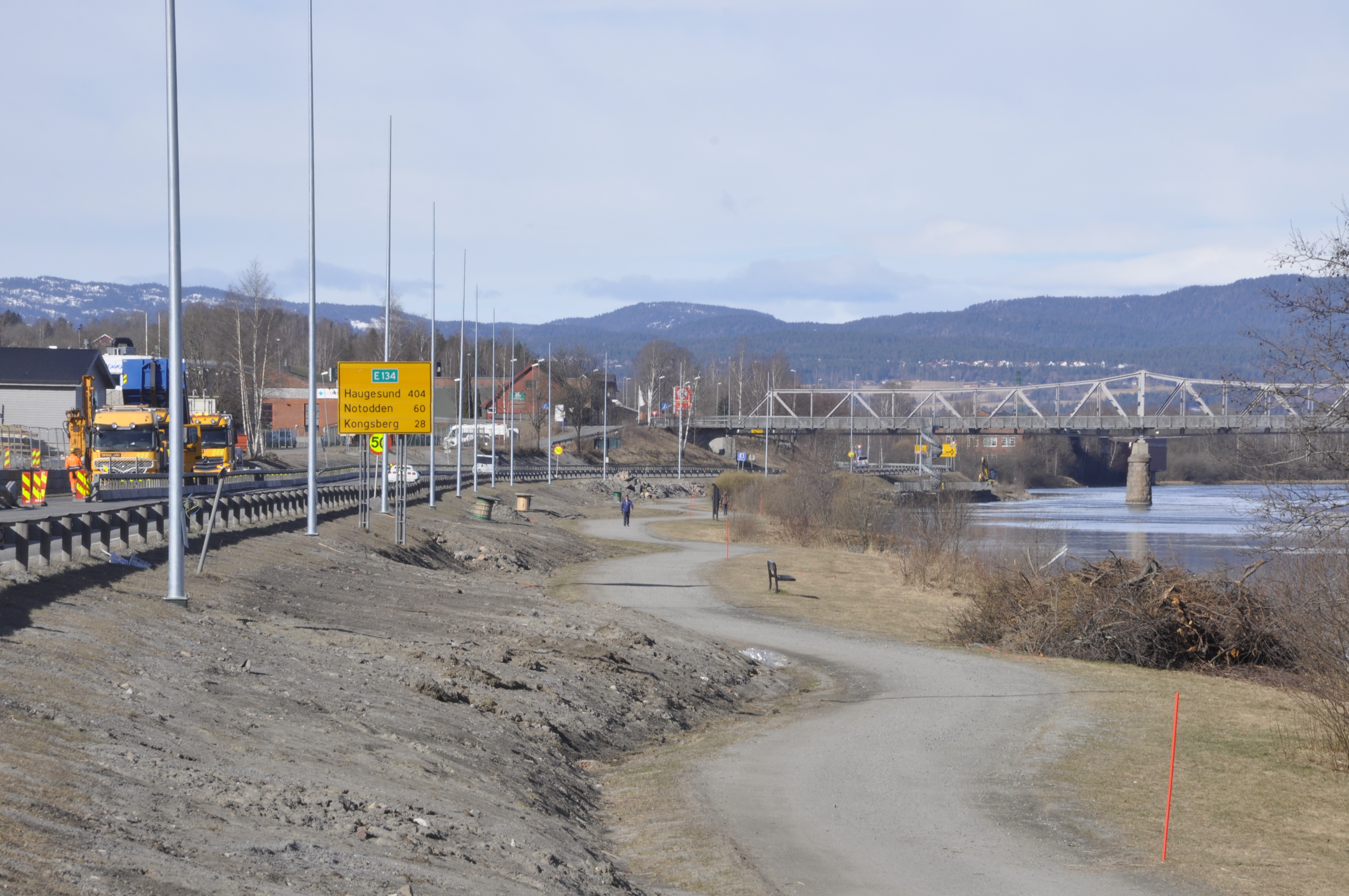 I løpet av året får også gangvegen langs Drammenselva belysning. (Foto: Kjell Wold)
