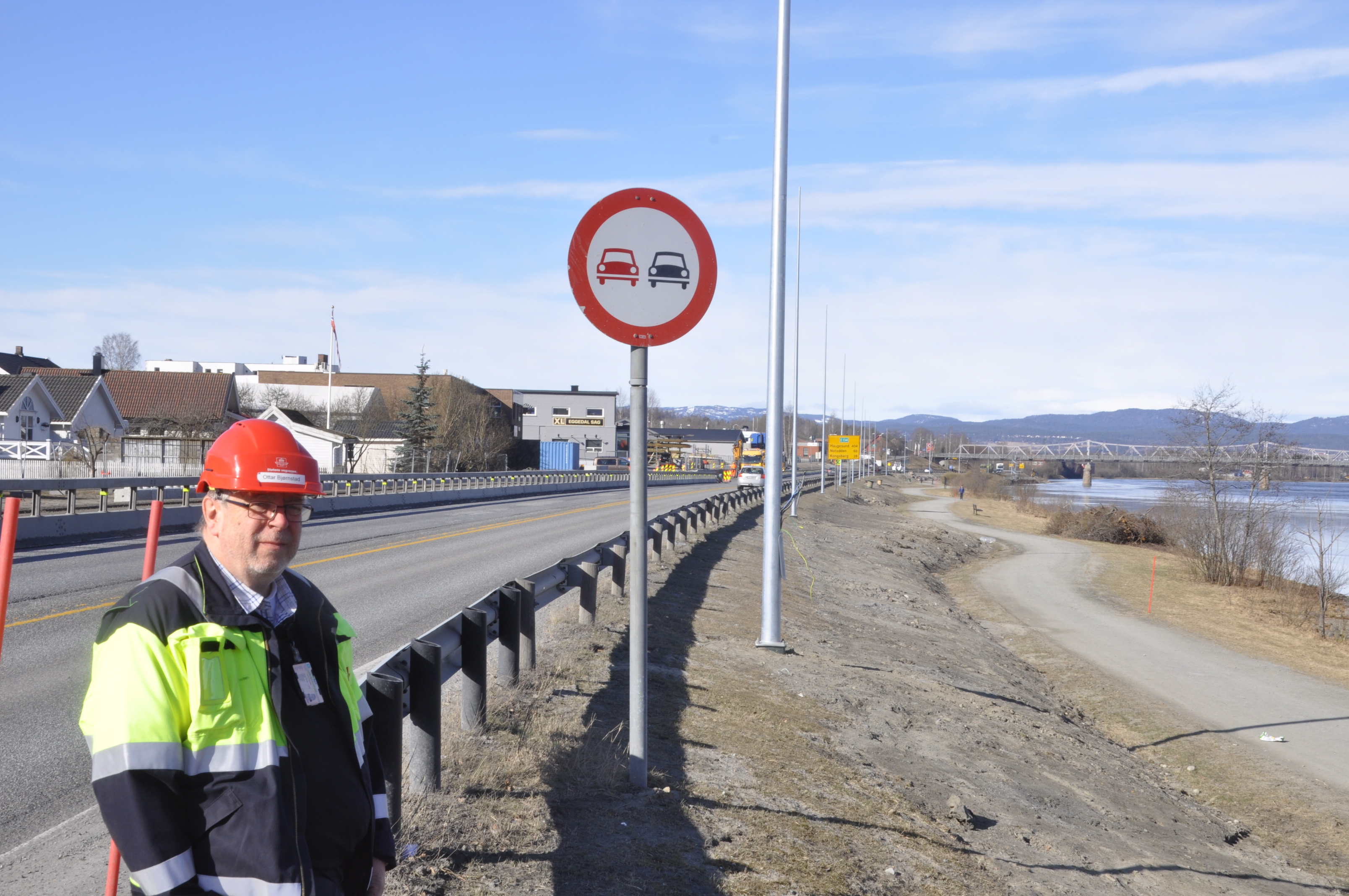 Ottar Bjørnstad spent på veglys-prøveprosjektet. (Foto:; Kjell Wold)