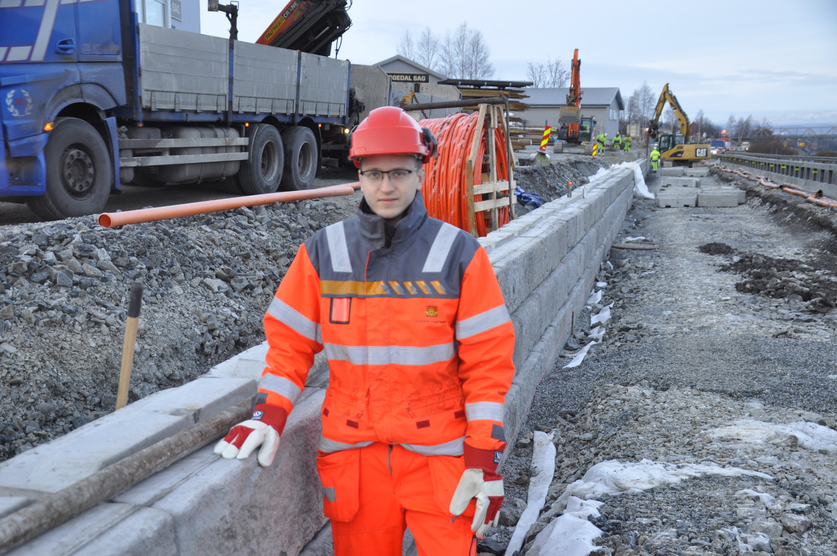 Mariusz Wozniak i Statens vegvesen ved støttemuren mellom E134 og Strandveien(Foto: Kjell Wold)