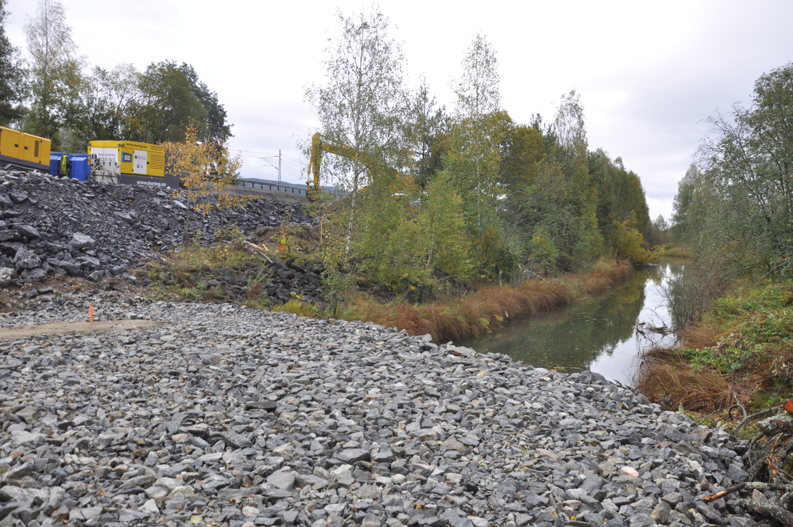Når vegen skal utvides må også betongtunnelen til Loeselva forlenges. (Foto: Kjell Wold)