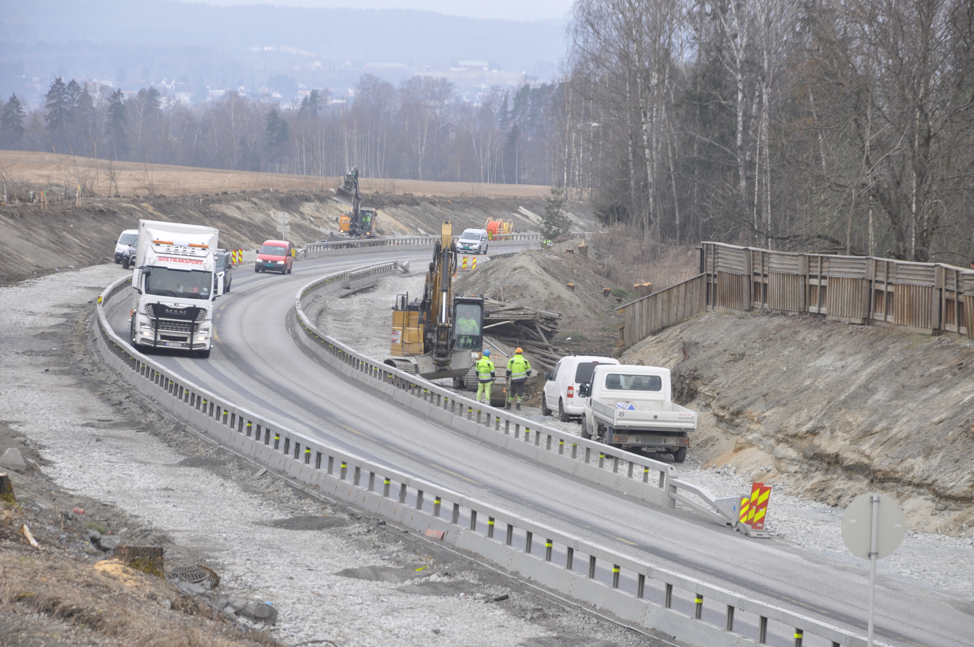 Intens jobbing langs E134 gjennom Eikerbygdene. (Foto: Kjell Wold)