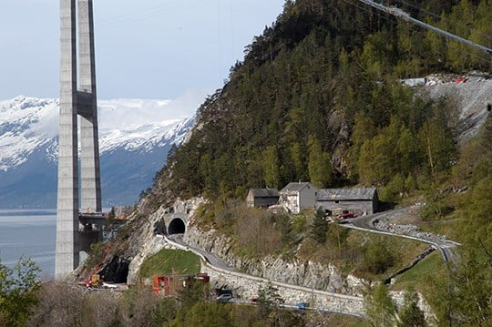 I det vedtekne prosjektet er brua trekt over 100 m vekk frå det verneverdige tunet i Vallavik. Slik er status i mai 2012.