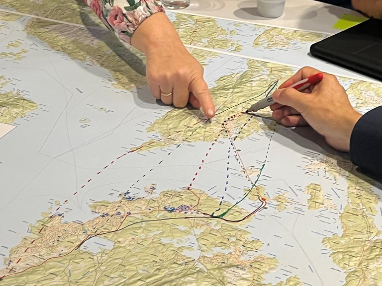 Verksteddeltakerne jobber med nye løsninger for kryssing av Bømlafjorden. 