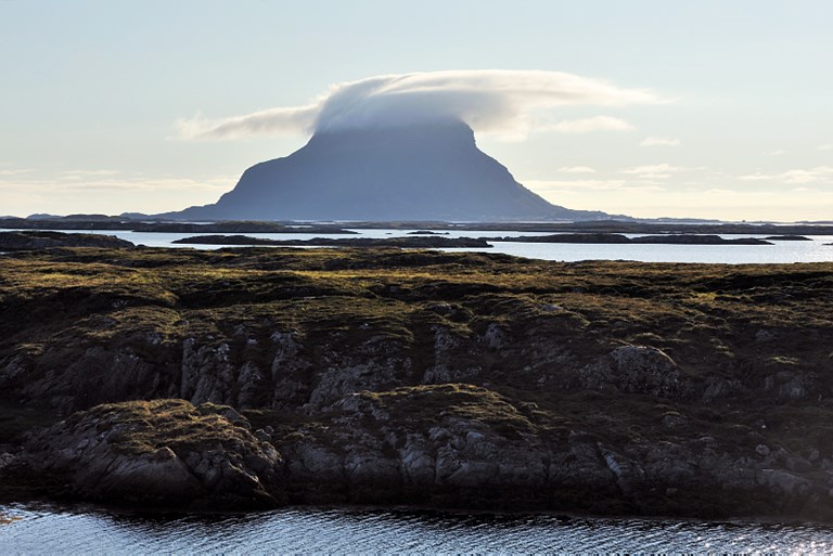 Et nytt ferjeleie for å betjene Lovund (bildet) kan bli en del av Helgelandsutredningen.