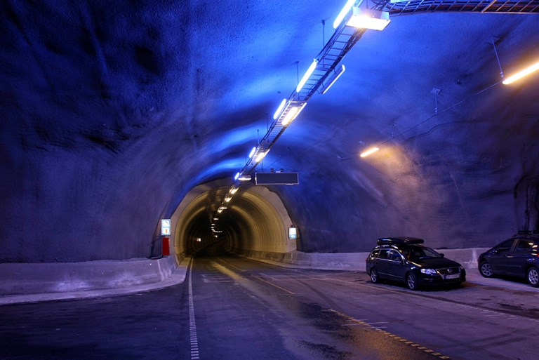 Eiksundtunnelen på Sunnmøre er verdens dypeste vegtunnel i dag. En tunnel under Alstenfjorden kan bli enda dypere.