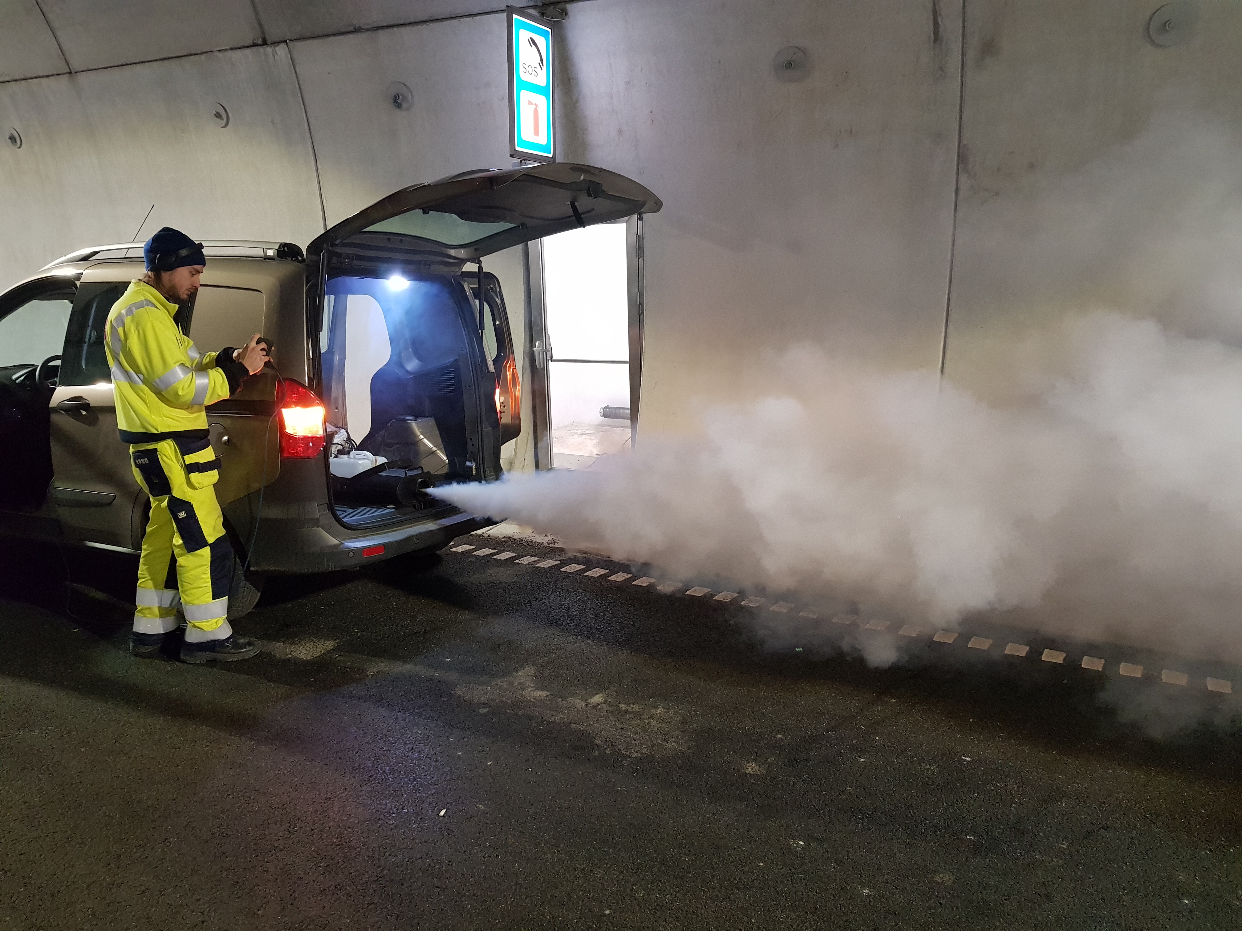 I forrige uke ble det utført viktige røyktester i tunnelen. (Foto: Roy Alstad)