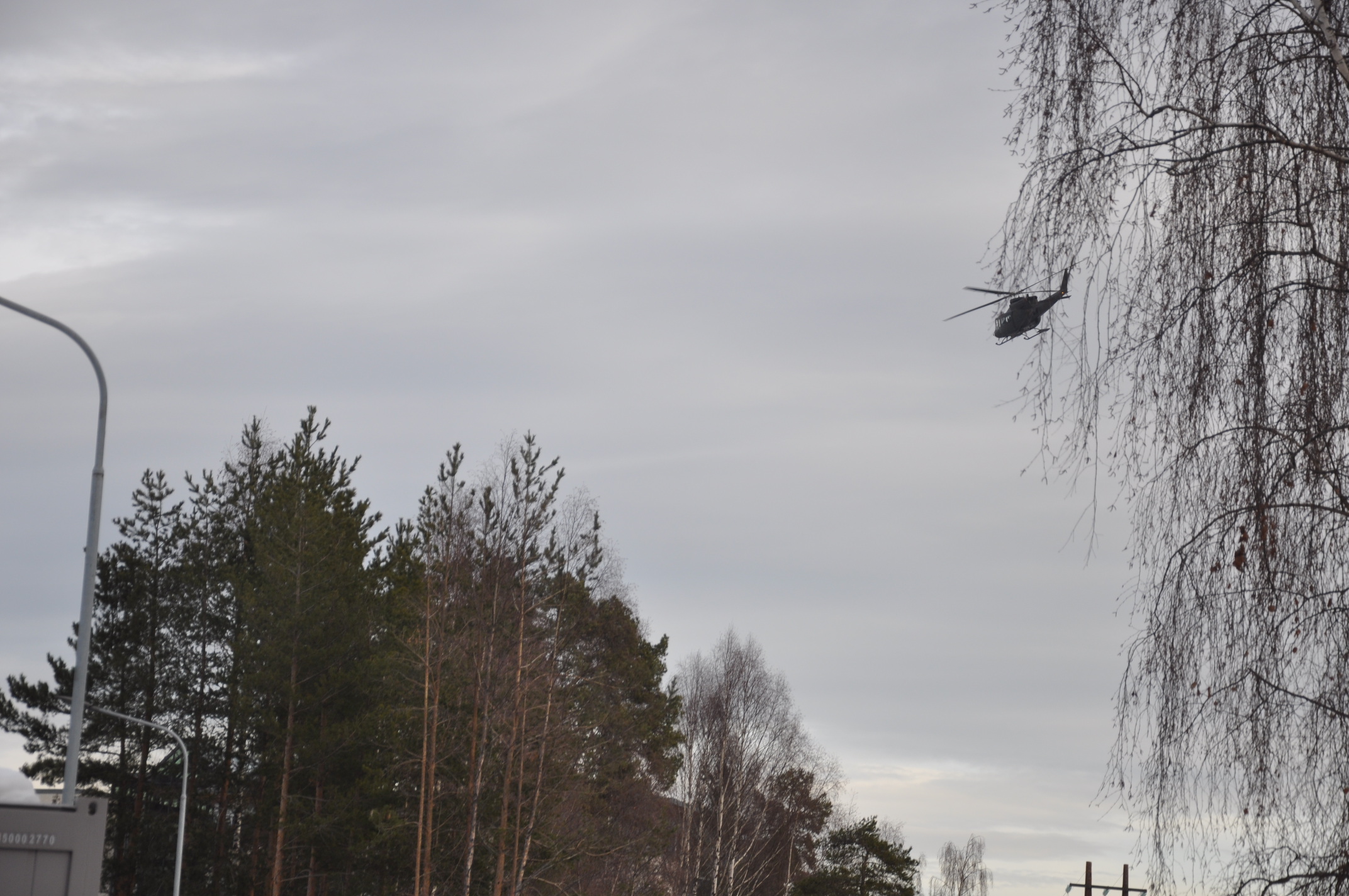 Helikoptrene fløy også tett på Teknologiparken. (Foto: Kjell Wold)