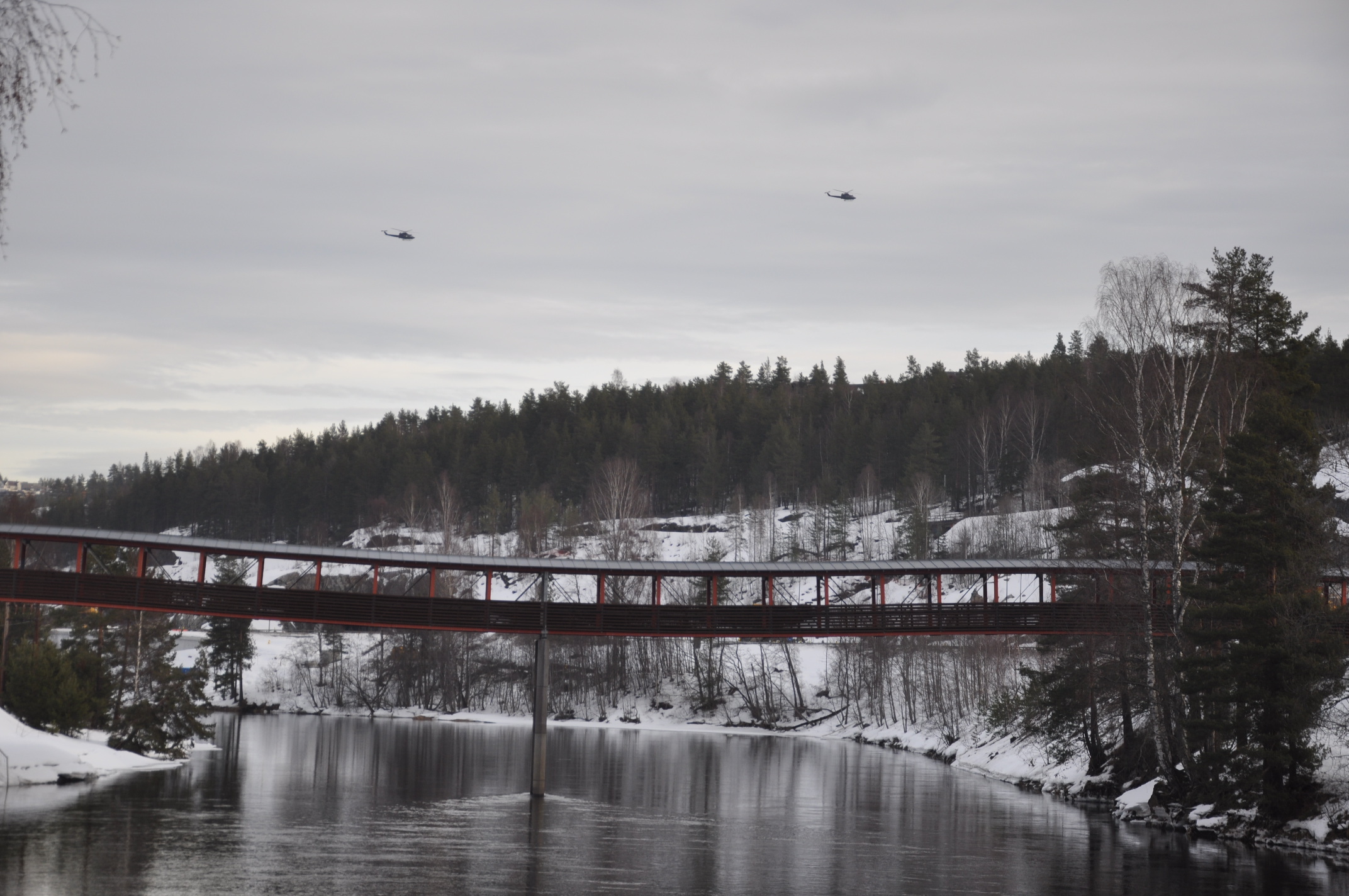 Helikoptrene svingte sørover fra Kongsberg over Damåsen. (Foto: Kjell Wold)