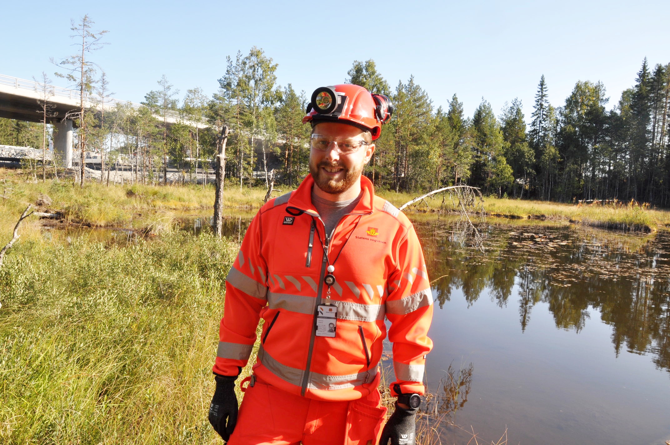 Ytre miljørådgiver Espen Rise Gregersen tilfreds med vannprøver i Damtjern. (Foto: Kjell Wold)