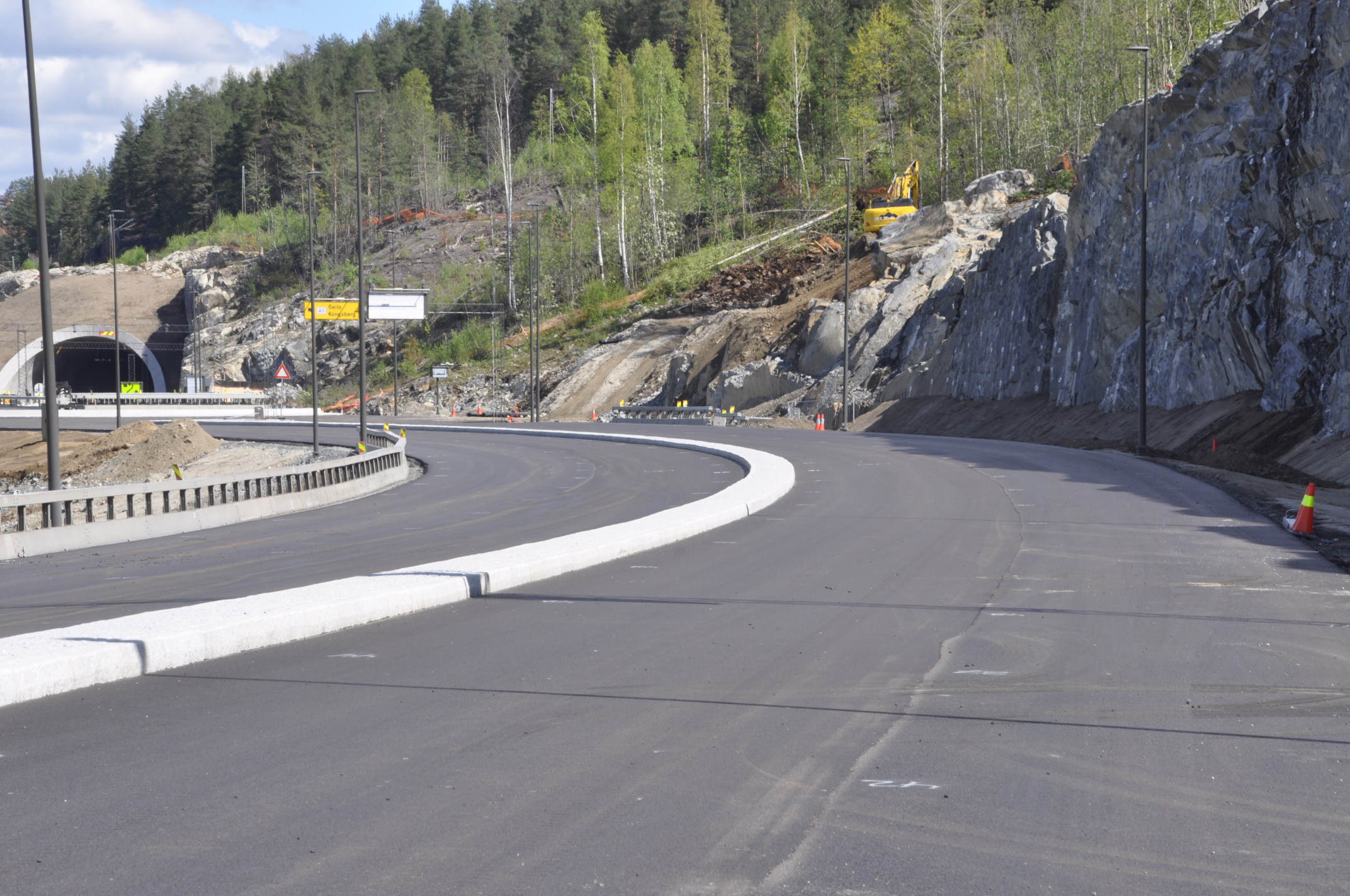 Gomsrudveien får også flere lag med ny asfalt. (Foto: Kjell Wold)