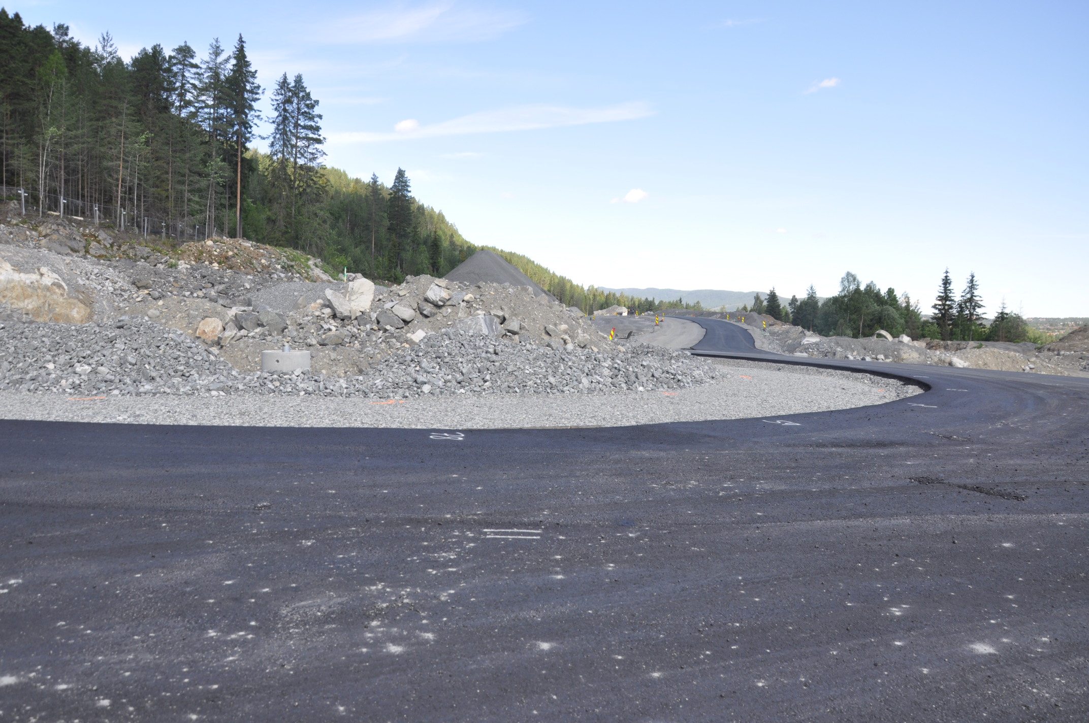 Strekningen Trollerudmoen-Svartåstunnelen får nå sine første lag med asfalt. (Foto: Kjell Wold)