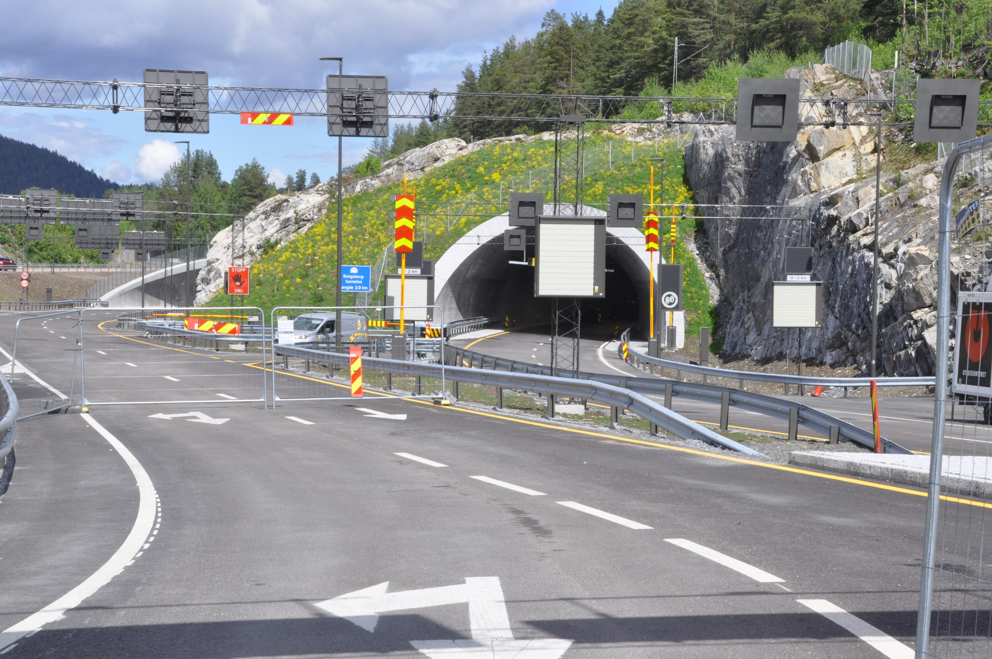 Det blir en del blålys ved utløpet av Kongsbergtunnelen på Tislegård. (Foto: Kjell Wold)